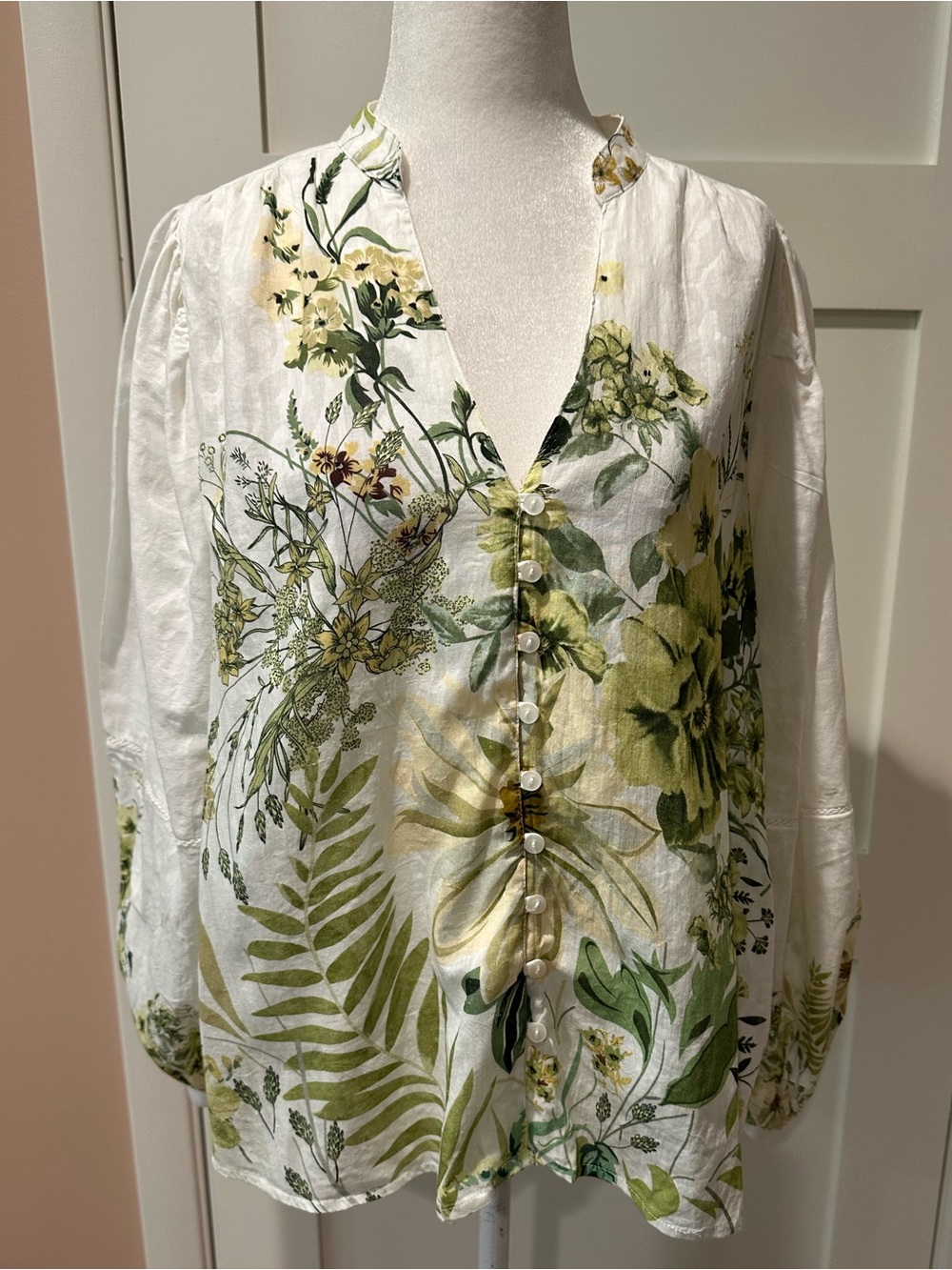 Forever That Girl size XS 100% cotton long sleeve V neck floral blouse